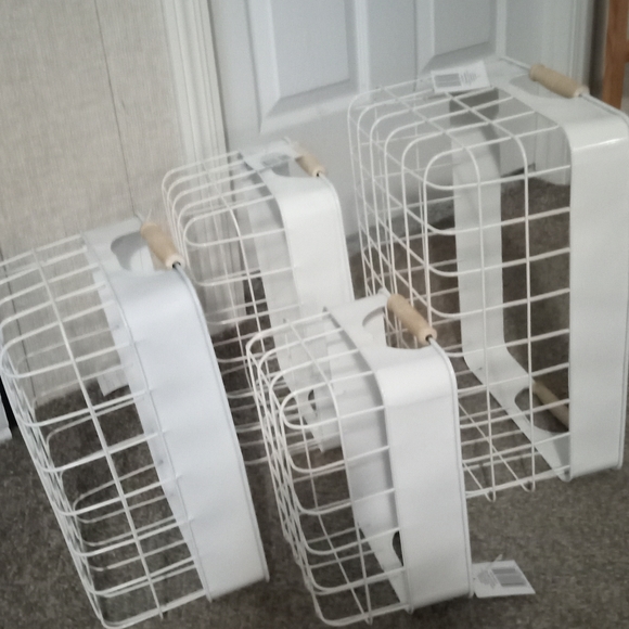 NWT- Lot of 4 White Metal Wire Baskets with Wooden Handles Sturdy and Attractive - Picture 3 of 3